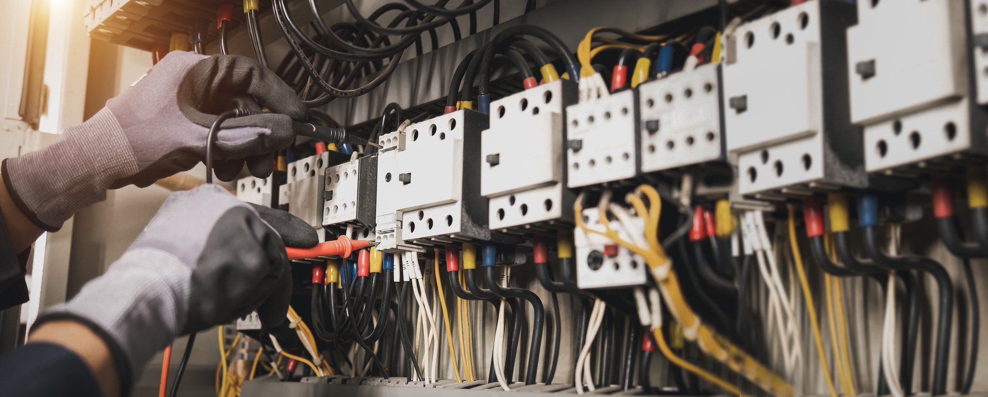 Elektriker måler spænding på en eltavle med multimeter